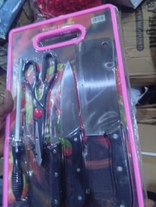 Set de cuisine : couteaux inox + planche à découper + ciseaux + fusil à aiguiser
